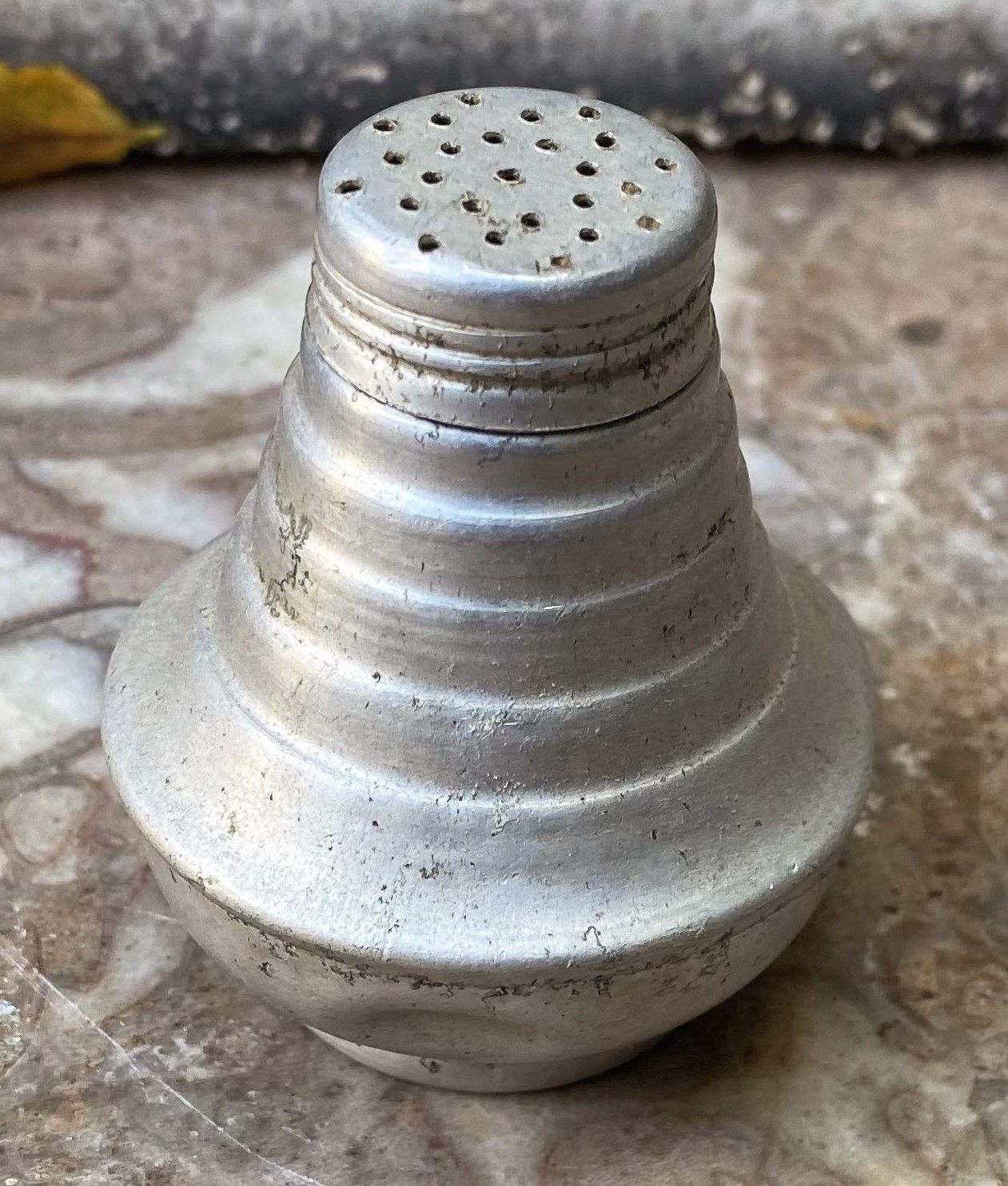 Vintage aluminium zoutvaatje – Jaren ’30, verzwaarde bodem en schroefdop