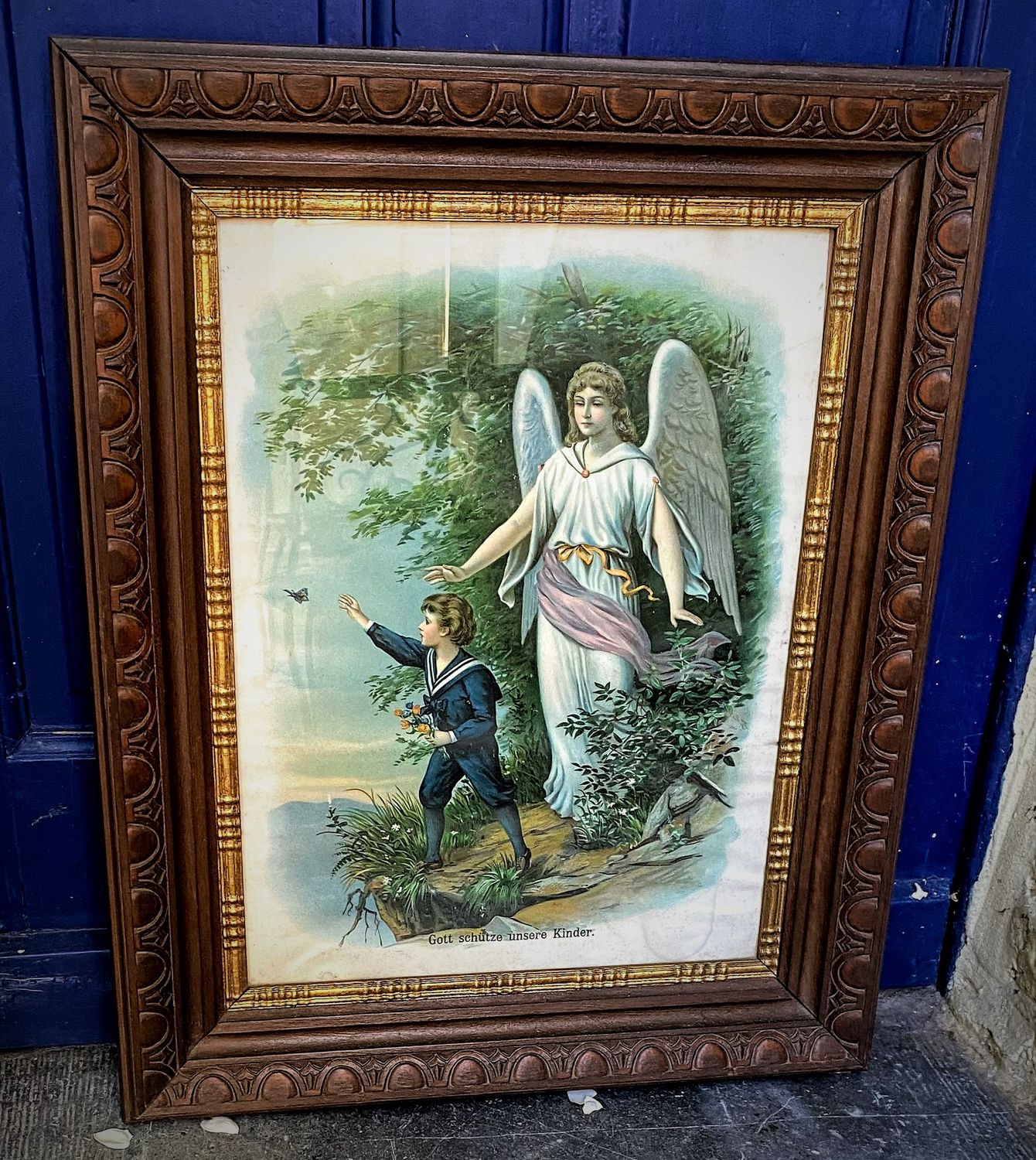 Authentieke ingelijste kader Jongetje met beschermengel in een prachtige decoratieve houten omlijsting