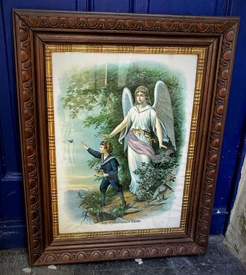 Authentieke ingelijste kader Jongetje met beschermengel in een prachtige decoratieve houten omlijsting