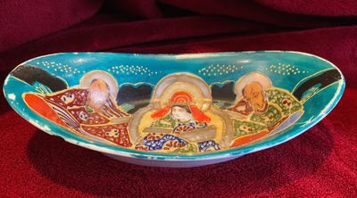 Japans Satsuma porseleinen schoteltje – Onsterfelijken en dame, Dai Nippon, ca. 1913–1940