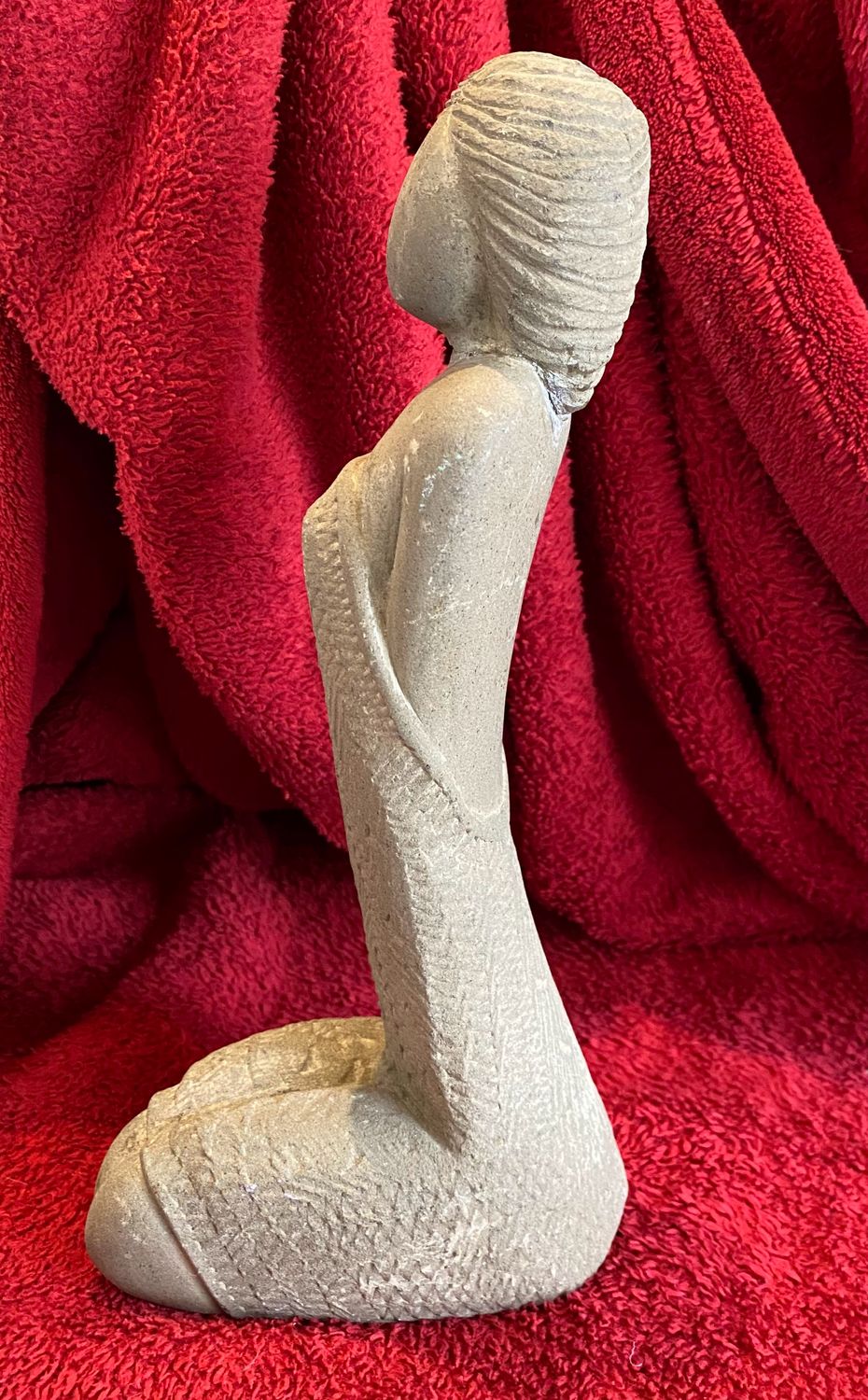 Decoratieve stenen sculptuur – Elegante en stijlvol zittende etnische vrouw ca. 1950 Decoratieve stenen sculptuur – Elegante en stijlvol zittende etnische vrouw ca. 1950