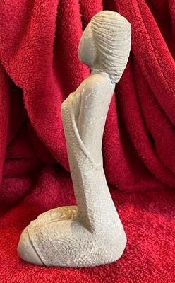 Decoratieve stenen sculptuur – Elegante en stijlvol zittende etnische vrouw ca. 1950