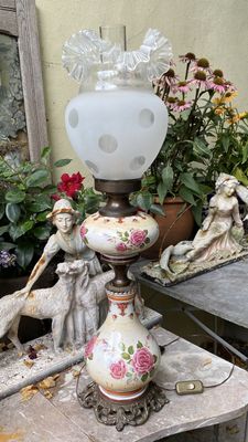 Imposante Rustieke hoge tafellamp Hand geschilderd porseleinen Body op koperen basissen, Vintage uit de jaren 1950