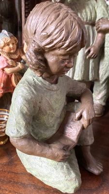 Handgemaakte sculptuur Geert Kunen lezend meisje Belfeld Holland ca. 1990