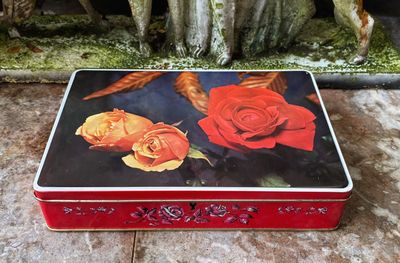 Vintage blik Jacques superchocolade – rode en oranje rozen met sleuteltje