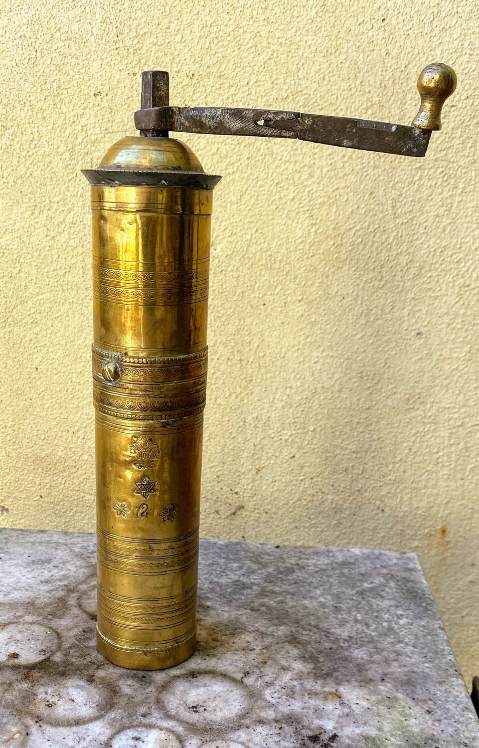 Antieke oosterse cylindrische koffiemolen met hendel – eind 19e eeuw, ca. 1880 Antieke oosterse cylindrische koffiemolen met hendel – eind 19e eeuw, ca. 1880