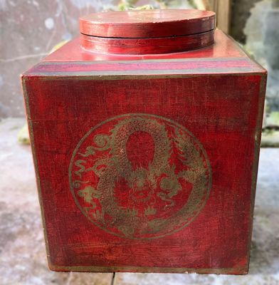 Antieke grote rode houten theebox met gouden drakenmotieven – ca. eind 19e / begin 20e eeuw