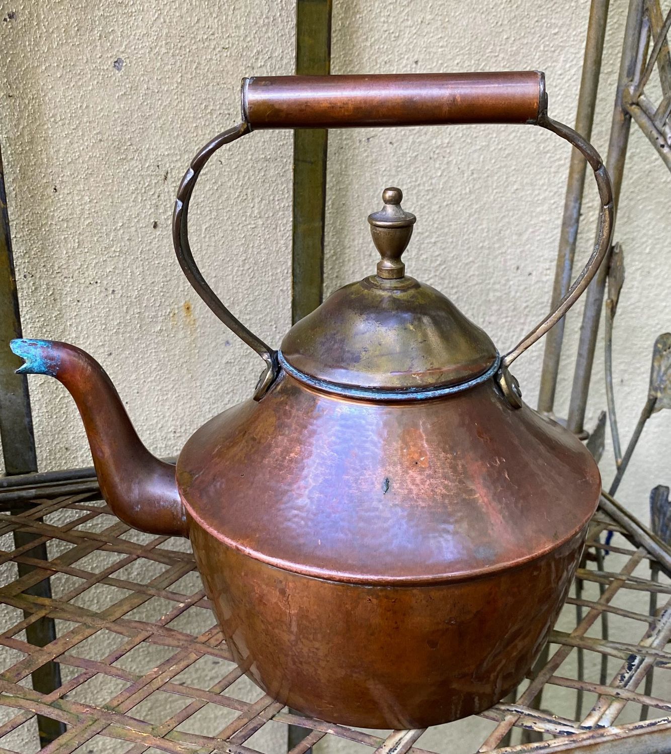 Fraaie stilistisch gehamerde roodkoperen Demeyere waterketel – ca. begin 20e eeuw