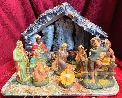 Antieke Kerststal in wanden van kurkschors met 10 handbeschilderde figuren en dieren in papier maché ca 1910 - 1920