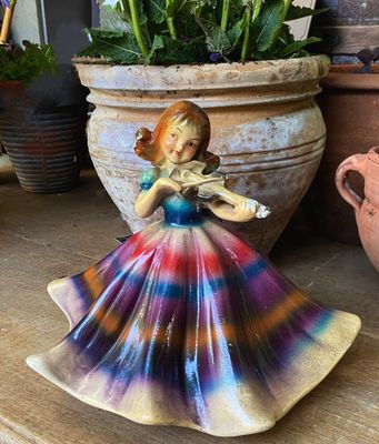 Vintage veelkleurig plaasterbeeldje vioolspelend meisje – Santini 801 ca. 1930–1940 Vintage veelkleurig plaasterbeeldje vioolspelend meisje – Santini 801 ca. 1930–1940