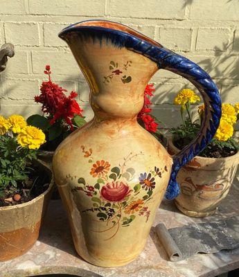 Imposante schenkkan okergeel kleurig plateel met decor van veldbloemen – ca. 20e eeuw