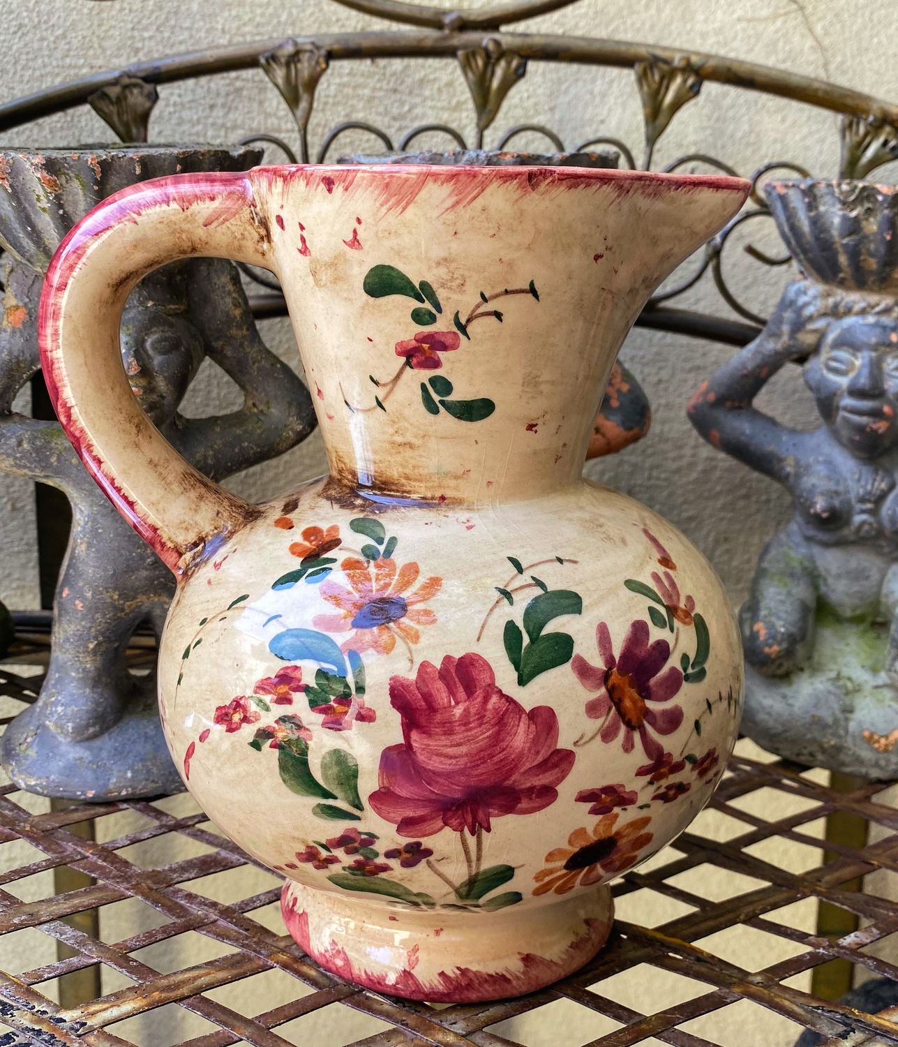 Vintage bolvormige schenkkan Majolica Aardewerk met bloemenmotief – ca. 20e eeuw