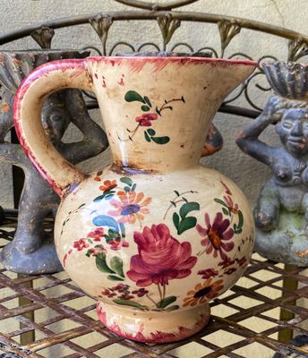 Vintage bolvormige schenkkan Majolica Aardewerk met bloemenmotief – ca. 20e eeuw