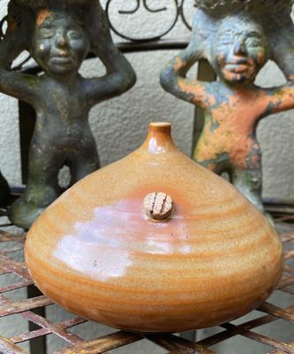 Zeldzame uivormige steengoed olielamp – bruin en okergeel geglazuurd, een handgemaakt en kunstzinnig olielampje uit de jaren '70