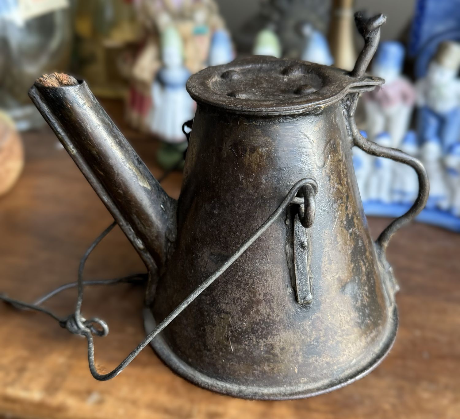 Antiek industrieel blikken toorts- of spoorwegoliekannetje in de vorm van een theepot – ca. begin 20e eeuw Antiek industrieel blikken toorts- of spoorwegoliekannetje in de vorm van een theepot – ca. begin 20e eeuw