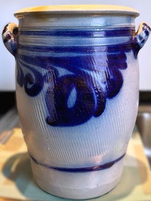 Antieke Keulse inmaakpot 8L met kobaltblauwe handbeschilderde decoratie – ca. 1900