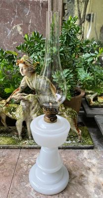 Antieke melkwitte Opaline Olielamp Lempereur en Bernard, ca. eind 19e eeuw