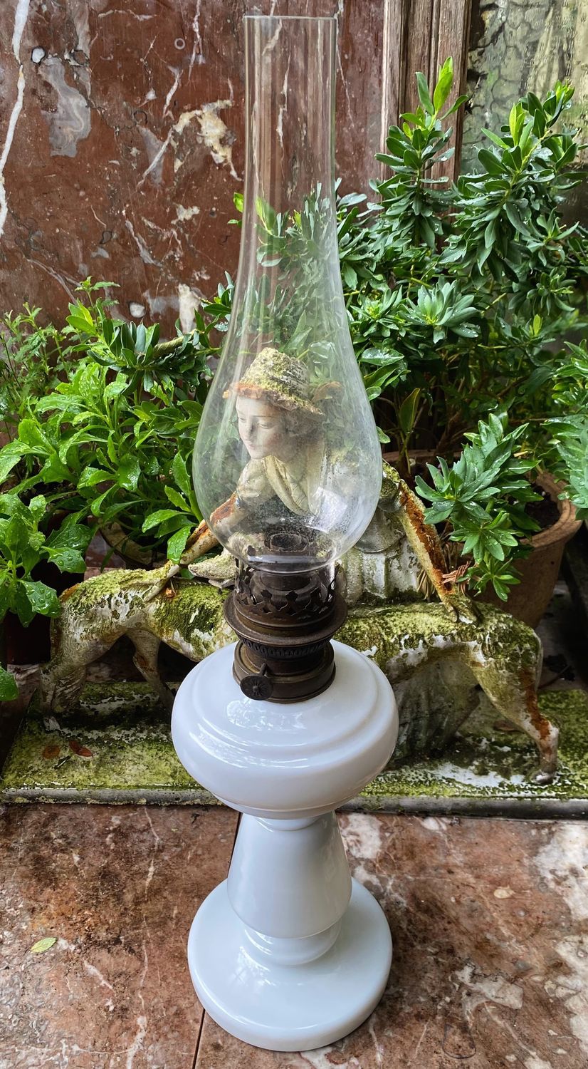 Antieke witblauwe Opaline olielamp – Soc.ind.d’articles d’éclairage, Paris, ca. eind 19e eeuw