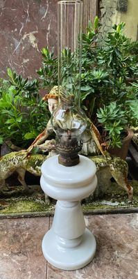 Antieke melkwitte Opaline olielamp – Thiel & Bardenheuer, Ruhla Duitsland, ca. eind 19e eeuw