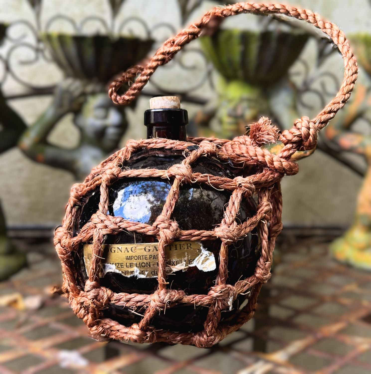 Vintage balvormige Franse Gautier Cognac glazen fles in handgemaakte vissersvlotter - Frankrijk ca. midden 20e eeuw