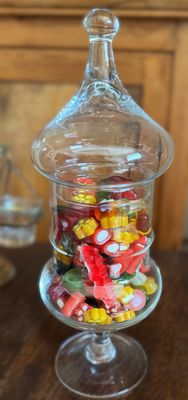 Vintage glazen bonbonnière of apothekerspot op voet met stolpdeksel – ca. 1950