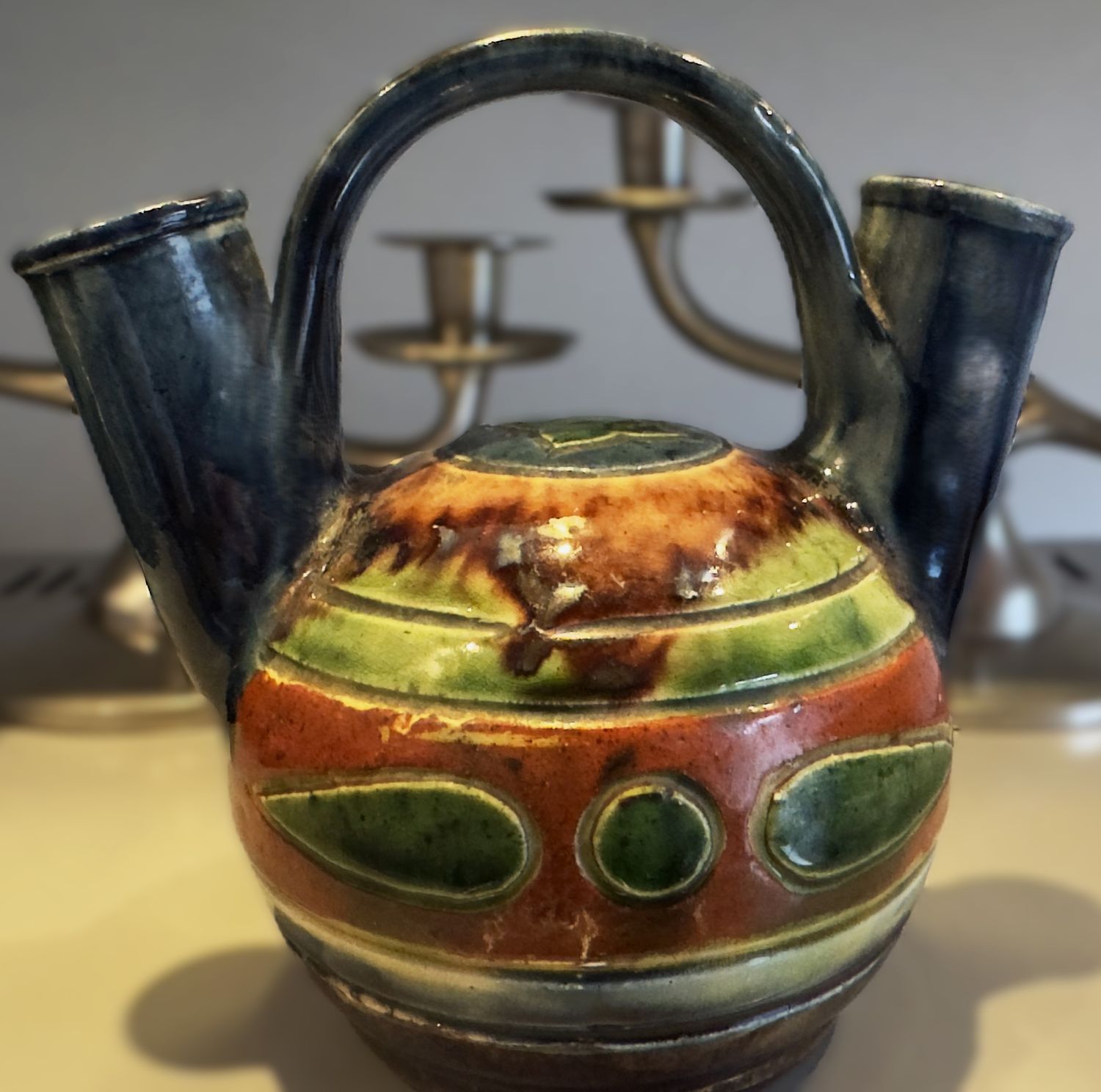 Vlaams aardewerk tulpenkruikje met dubbele tuit en gevlamde glazuur – Mont de l’Enclus – ca. 1930 Vlaams aardewerk tulpenkruikje met dubbele tuit en gevlamde glazuur – Mont de l’Enclus – ca. 1930