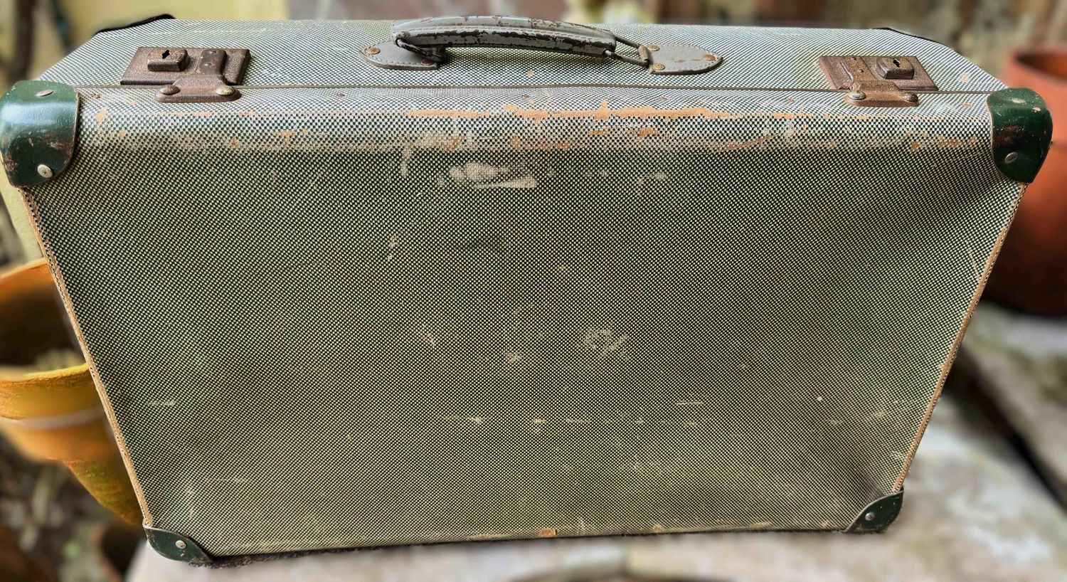 Vintage groenwit gespikkelde reiskoffer in hardkarton met metalen verstevigingen – jaren 1930‑40