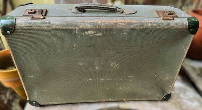 Vintage groenwit gespikkelde reiskoffer in hardkarton met metalen verstevigingen – jaren 1930‑40