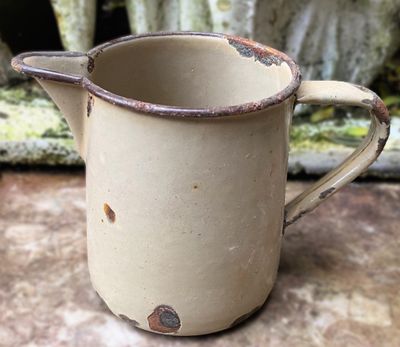 Oud sleets brocante lichtbruin emaille melkkannetje afkomstig uit een nonnenklooster - ca. 1900