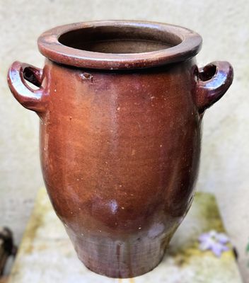 Prachtige antieke Franse handgedraaide aardewerken kruik met aangebrachte handvatten – middelgrote grespot in bruin aardewerk, 19e eeuw.