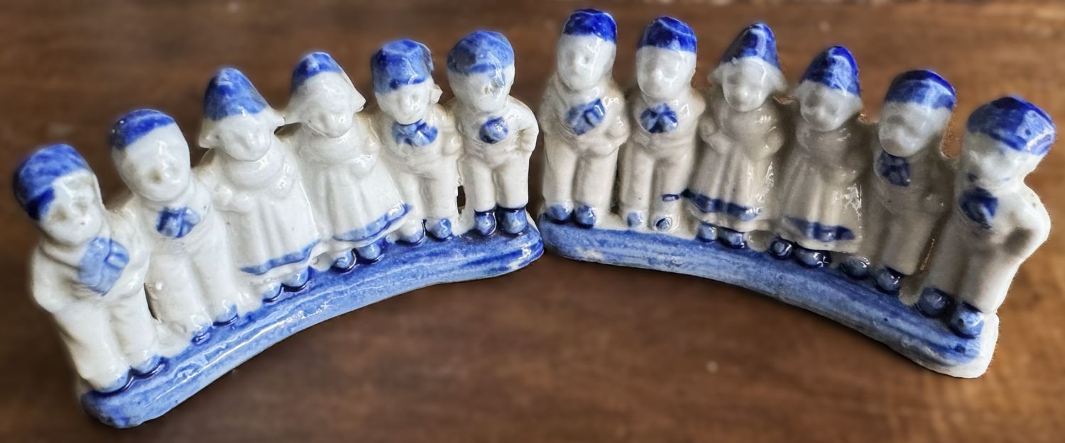 ​Klein Delfts blauw beeldje – vier jongens en twee melkmeisjes, Rauenstein Thüringen ca. 1920 (2 exemplaren)