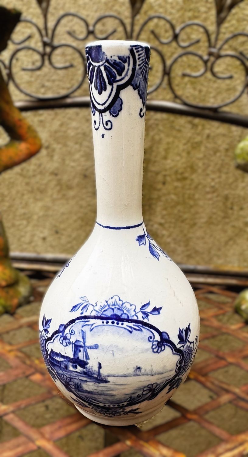 Delfts blauw slank Vaasje met Iconische Hollandse molen- en scheepstafereel – ca. 20ste eeuw