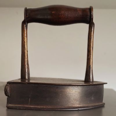 Antiek strijkijzer of doosijzer met binnenin verwarmingselement – ca. 1900