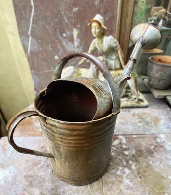 Oude Franse landelijke brocante zinken gieter – Frankrijk, jaren ’30 Oude Franse landelijke brocante zinken gieter – Frankrijk, jaren ’30