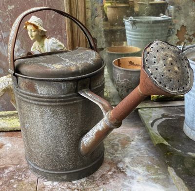 Stoere landelijke zinken gieter 12 L – Frankrijk, jaren ’30 Stoere landelijke zinken gieter 12 L – Frankrijk, jaren ’30