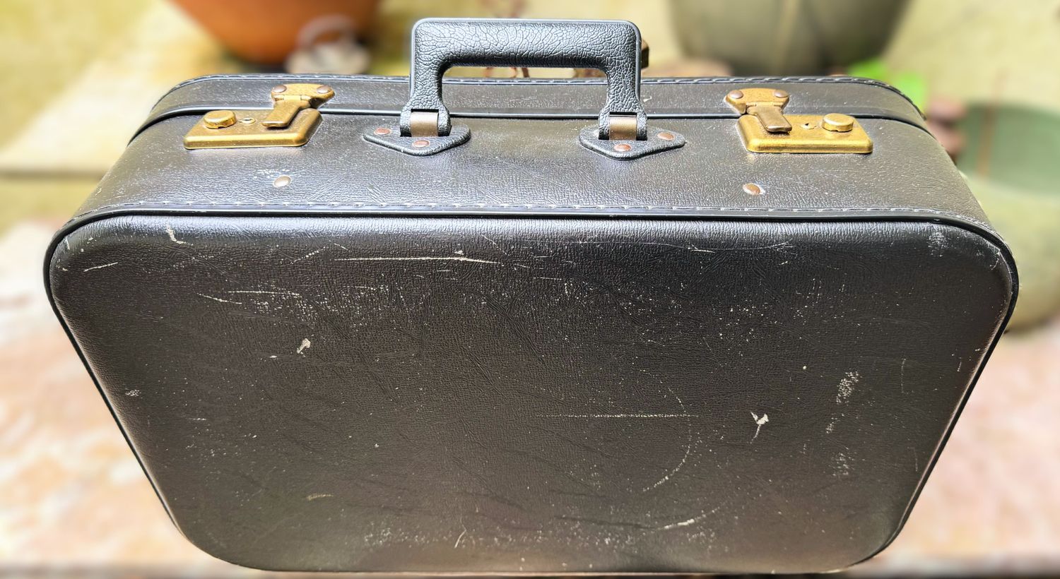 Vintage kleine handkoffer van zwart skai leer met vergulde slotjes – begin 20e eeuw