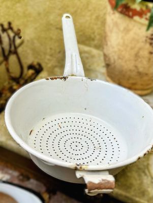 Antieke geëmailleerde keukenzeef met handvat en haak – ca. 1930