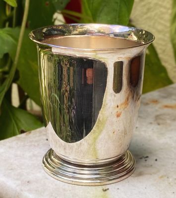 Vintage Tulpvormige op een voetstuk gebeitelde verzilverde drink - of geboortebeker gemerkt onderaan 5 – Jaren ’30