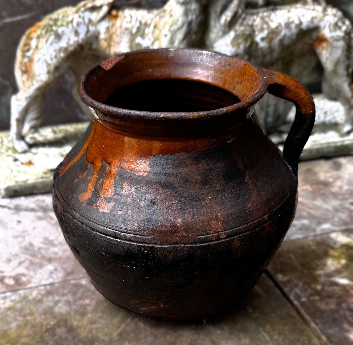 Rustieke donkerbruine bolvormige aardewerken pot met handvat – ca. 1890