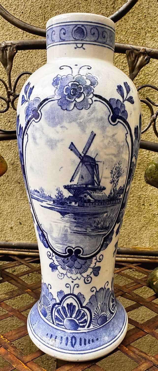 Elegante Delfts Blauwe Vaas met Windmolen en Bloemenpatronen - Tijdloos Nederlands Vakmanschap ca. 1900