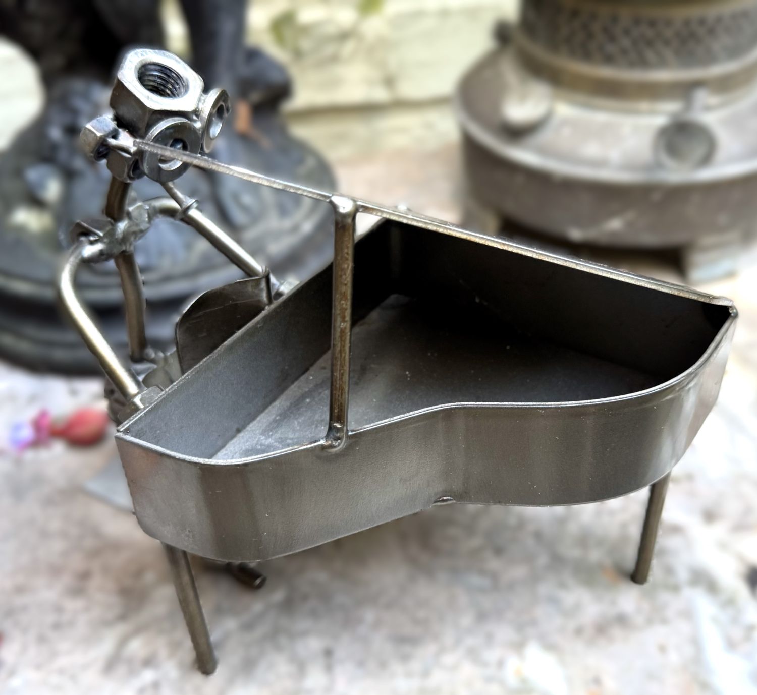 Metalen Pianist aan een Vleugel – Handgemaakt Industrieel Kunstwerk met Authentieke Muzikale Details – ca. 1980