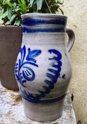 Karaktervolle Keulse waterkan in zoutgeglazuurd gres – authentiek Europees vakmanschap (22 cm) – ca. 1900