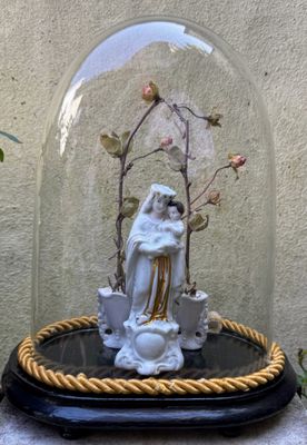 Antieke Téco Stolp met Keramisch Mariabeeld en Bloemenboog – Belgisch Vakmanschap – ca. 1930 Antieke Téco Stolp met Keramisch Mariabeeld en Bloemenboog – Belgisch Vakmanschap – ca. 1930