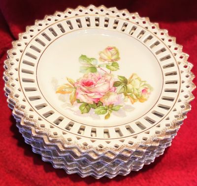 Set van 8 polychroom beschilderde opengewerkte porseleinen dessertbordjes – ca. 20e eeuw