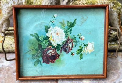 Elegant handgemaakt dienblad met een prachtig decoratief tafereel van bloemen – jaren 1930 Elegant handgemaakt dienblad met een prachtig decoratief tafereel van bloemen – jaren 1930