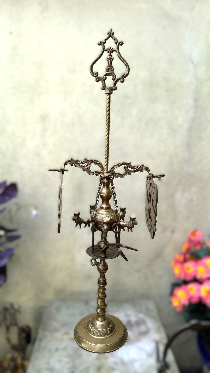 Antieke Florentijnse messing Luzern olielamp voorzien van vijf leeuwenkopbranders – 19e eeuw