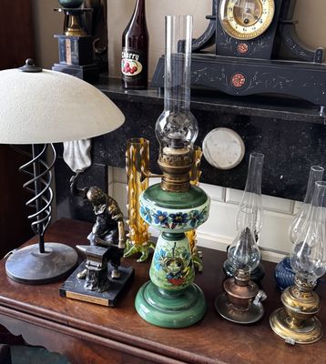 Antieke Handgeschilderde Olielamp met Vogelnest-Design in een rijk kleurenpallet – ca. 1900