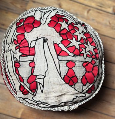 Antiek Frans boudoirkussen – Rode zijde met linnen Richelieu‑borduursel en florale motieven, ca. 1900