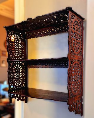 Antiek Frans handgesneden houten wandrekje – ca. 1890-1900 Antiek Frans handgesneden houten wandrekje – ca. 1890-1900