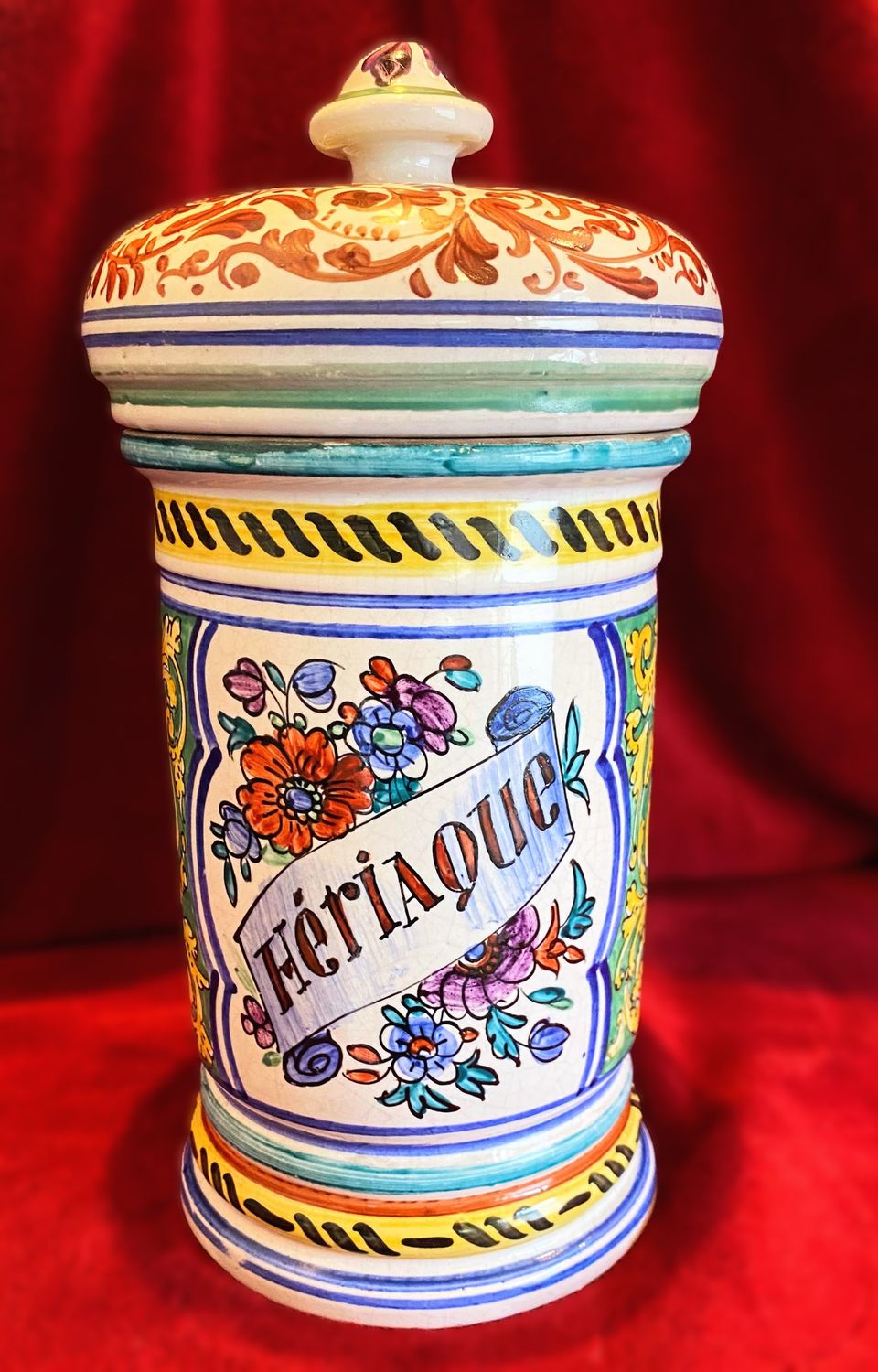 Rijk veelkleurig handbeschilderde terracotta apothekerspot Thériaque met deksel – ca. 20e eeuw